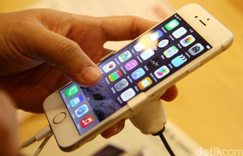 IPhone 6 dan iPhone 6 Plus Resmi Dijual di Indonesia IPhone 6 dan iPhone 6 Plus akhirnya resmi dijual secara serentak di Indonesia mulai hari ini, Jumat (6/2/2015). Harga resmi untuk smartphone buatan Apple itu mulai dari versi yang 16 GB hingga 128 GB paling murah Rp. 10,799 Juta dan paling mahal seharga Rp.15,499 Juta.