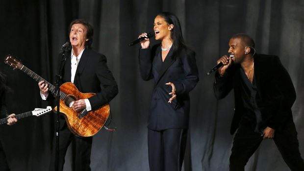 Paul McCartney pernah duet dengan Rihanna dan Kanye West.