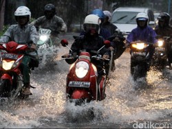 Ingat Lagi Cara Naik Motor di Jalanan Licin Saat Hujan