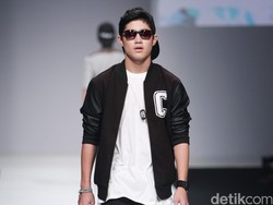 Ketika Pria Suka Bersolek, Rutin Merawat Wajah Hingga Pakai Makeup