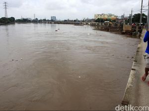 Pos Angke Hulu Siaga II, Warga di Bantaran Kali Diimbau Waspada