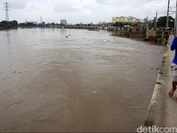 Pos Angke Hulu Siaga II, Warga di Bantaran Kali Diimbau Waspada