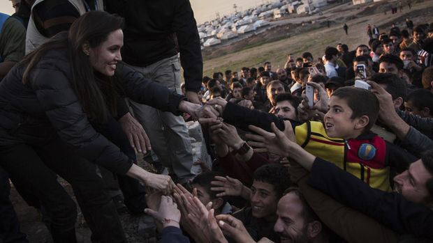 Angelina Jolie mengisi harinya dengan kegiatan positif seperti mengunjungi pengungsi di Suriah.