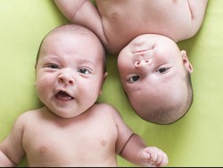 Daftar Saudara Kembar yang Punya Anak di Hari yang Sama