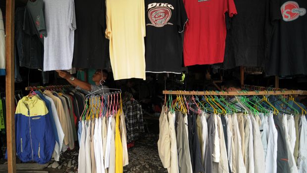 PEMINAT PAKAIAN BEKAS Warga memilih pakaian bekas di kompleks penyedia pakaian bekas di Palu, Sulawesi Tengah, Kamis (12/2). Larangan Kementerian Perindustrian dan Perdagangan terhadap impor pakain bekas itu, membuat sebagain besar pengusaha pakaian bekas (cakar) merugi karena pendapatan turun drastis, dari Rp. 500.000 hingga Rp. 800.000 per hari menjadi Rp. 150.000 hingga Rp.200.000 per hari. ANTARA FOTO/Zainuddin MN/Rei/ama/15.