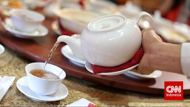 Makan Siang Tradisi Imlek Menu khas hot tea dalam