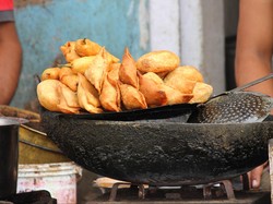 5 Bahaya Makan Junk Food saat Buka Puasa dari Pakar UM Surabaya