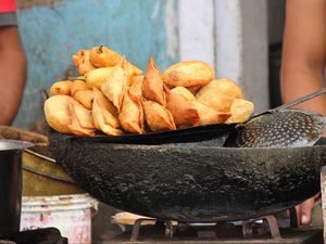 5 Bahaya Makan Junk Food saat Buka Puasa dari Pakar UM Surabaya 5 Bahaya Makan Junk Food saat Buka Puasa dari Pakar UM Surabaya