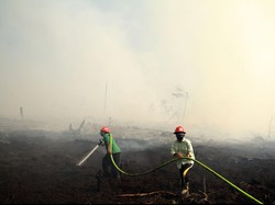 Jelang Lebaran, Polisi di Riau Berjibaku Padamkan Kebakaran Hutan