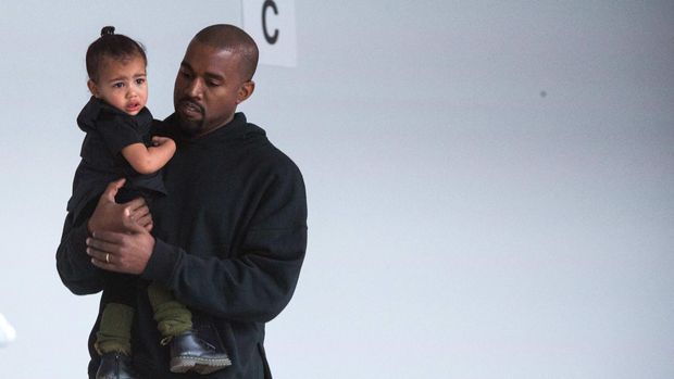 Kanye West bersama anak pertamanya, North West.