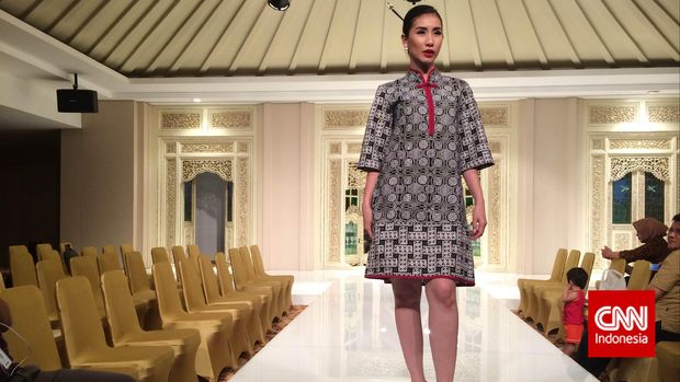 Danar Hadi mengombinasikan kebaya encim atau cheongsam yang khas Tionghoa dengan motif batik khas Nusantara.