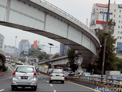 Fly Over Tomang Arah Tol Tangerang Ditutup, Lalin di Grogol Macet
