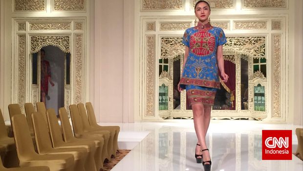 Danar Hadi mengombinasikan kebaya encim atau cheongsam yang khas Tionghoa dengan motif batik khas Nusantara.