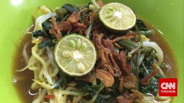 Mi Kangkung si Jangkung, mi yang disajikan dengan kangkung dan tauge rebus dan kuah kaldu yang berisi ayam dan udang.