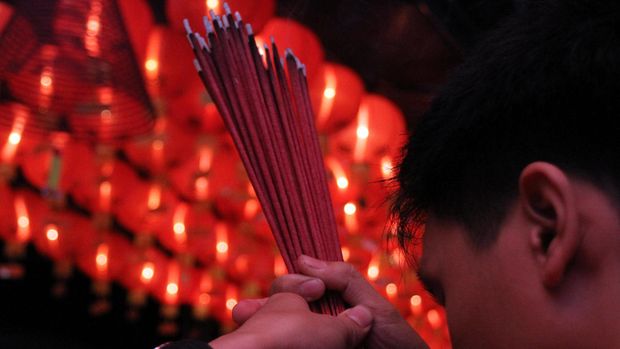 Seorang warga tengah menyalakan hio untuk dipakai sembayangan Imlek di Vihara Nimala, Tangerang, Banten, Rabu (18/2)malam. Peringatan perayaan Imlek atau Tahun Baru China di Banten berjalan aman dan terkendali ANTARA FOTO/Muhammad Iqbal/ed/NZ/15