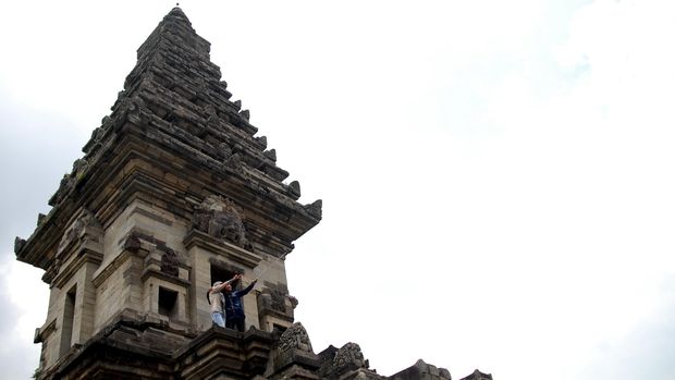 Sejumlah wisatawan berfoto selfi di anak tangga Candi Jawi yang berada di Desa Candi Wates, Prigen, Pasuruan Jatim, Kamis (19/2). Candi Jawi yang dibangun dengan batuan andesit memiliki ukuran Panjang 14,24 meter dengan lebar 9,55 meter dan tinggi 24,50 meter tersebut, merupakan salah satu candi yang dibuat pada masa Kerajaan Singosari di bawah kepemimpinan Raja Kertanegara pada abad XIII. ANTARA FOTO/Adhitya Hendra/pd/15.