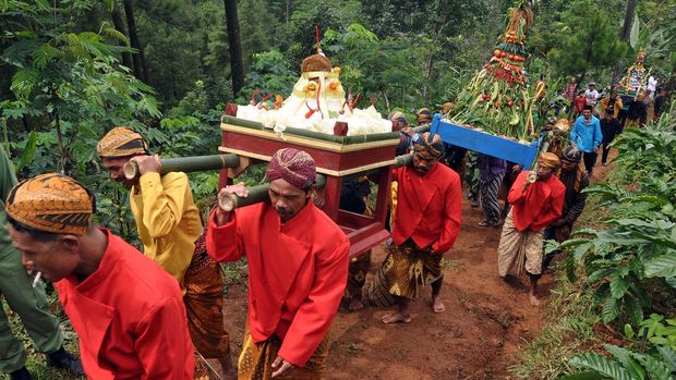 Sejumlah warga berpakaian adat Jawa memikul gunungan menuju gunung Beser saat napak tilas Sultan Trenggono Kusumo di Desa Jombor, Jumo, Temanggung, Jateng,Jumat (20/2). Tradisi turun temurun masyarakat setempat sejak puluhan tahun silam itu sebagai bentuk penghormatan kepada tokoh penyebar agama Islam Sultan Trenggono Kusumo sekaligus bertujuan untuk melestarikan adat budaya setempat. ANTARA FOTO/Anis Efizudin/ed/mes/15