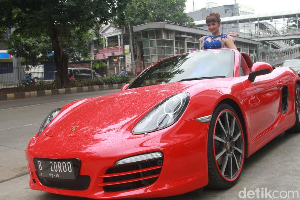 Roro Fitria dan Porsche merahnya.