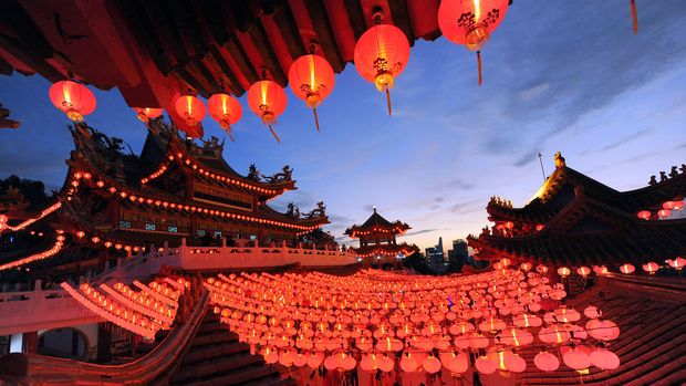 TAHUN BARU IMLEK KUALA LUMPUR Sebanyak 4,500 lampion mewarnai disekitar Vihara Thean Hou, Kuala Lumpur, Malaysia, Jumat (20/2). Lampion yang menggunakan lampu LED mendapat tempat dalam 'Malaysia Book of Record' sekaligus menjadi daya tarik bagi wisatawan dan warga keturunan Tionghoa bersembahyang menyambut tahun baru Imlek 2566 yang jatuh pada tahun Kambing kayu. ANTARA FOTO/Rafiuddin Abdul Rahman/Rei/pd/15. *** Local Caption *** LAMPION LED WARNAI TAHUN BARU IMLEK 2566