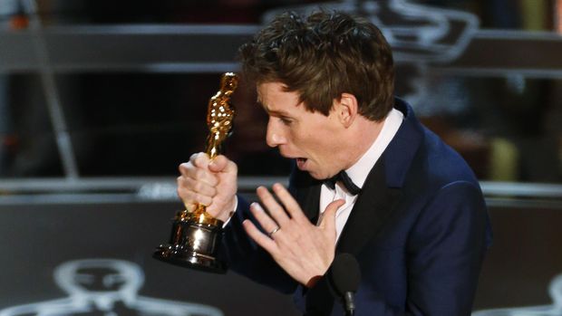 Eddie Redmayne saat memenangkan Oscar pada 2014.