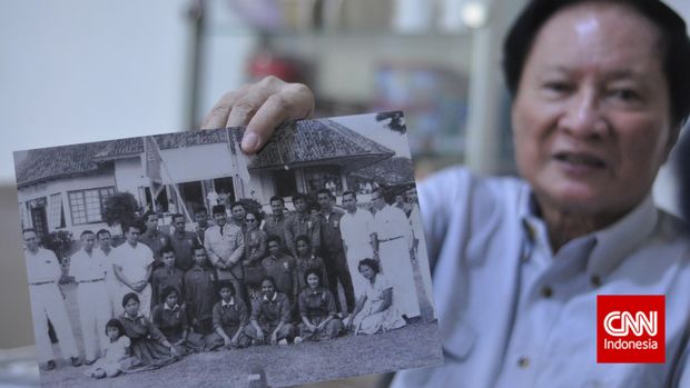 Tan Joe Hok shows a photo of President Soekarno with Indonesian badminton players.  (CNN Indonesia/Putra Permata Tegar)
