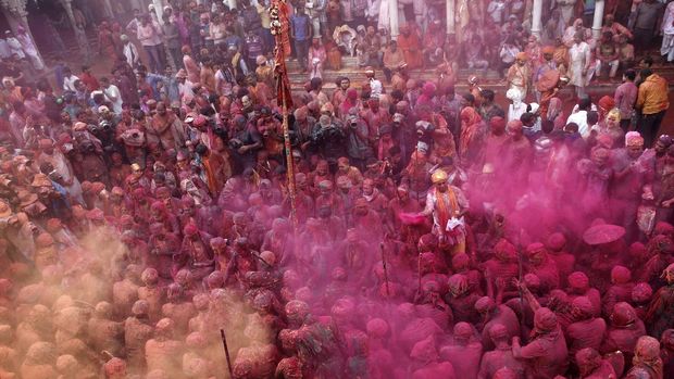 Ketika festival Holi berlangsung, penduduk India saling melemparkan serbuk dan air berwarna pada orang-orang terkasih.