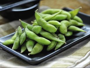Manfaat Ngemil Edamame untuk Penurunan Berat Badan Manfaat Ngemil Edamame untuk Penurunan Berat Badan