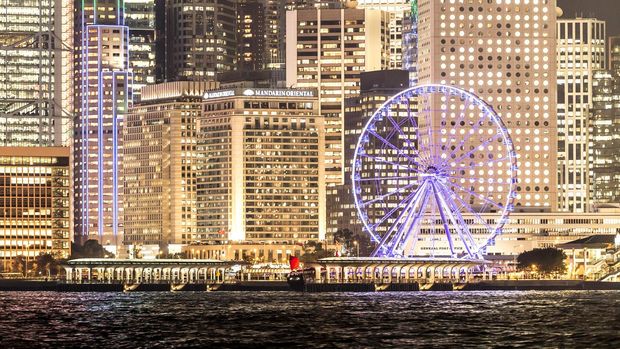 Bianglala raksasa yang ada di Hong Kong. Bianglala ini terletak di kawasan Victoria Harbour.