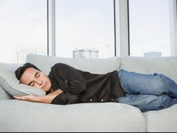 Tidur Menyamping Bisa Bantu Otak Membuang Limbah