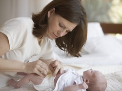 Agar Kulit Bayi Tak Iritasi, Cepat Ganti Popok Bila Sudah Penuh