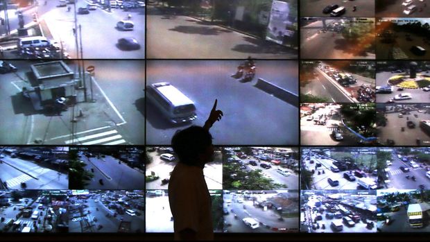 Petugas memantau CCTV lalu lintas untuk mengantisipasi kejahatan jalanan, di kantor Dishub Kota Tangerang, Banten, Jumat (6/3).