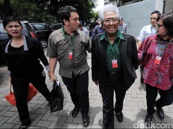 Dirawat di ICCU RS Pondok Indah, Adnan Buyung Kirim Pesan Lewat Tulisan