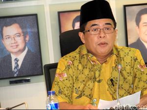 Usai Ucapkan Sumpah, Ade Komarudin Langsung Duduk di Kursi Pimpinan DPR