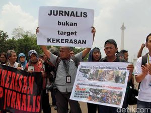 Jurnalis TV Dipukul Saat Liput Pawai Obor Asian Games di Jambi Jurnalis TV Dipukul Saat Liput Pawai Obor Asian Games di Jambi