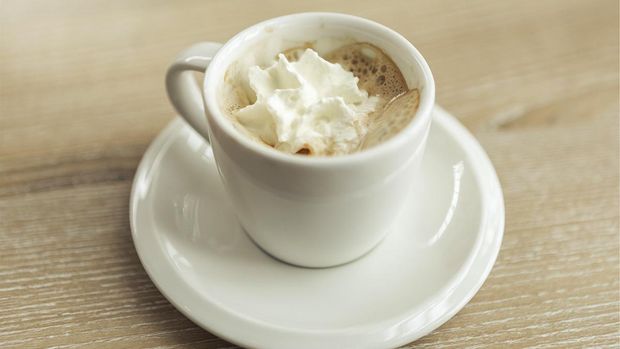 Ilustrasi espresso dengan whipped cream