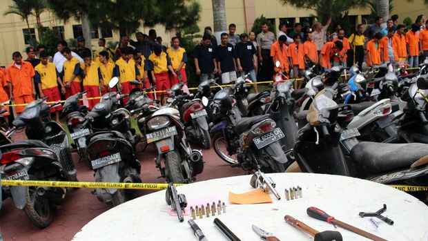 Ilustrasi begal motor dan barnag bukti.
