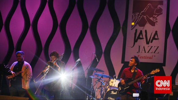 Penampilan musisi senior Benny Likumahuwa bersama putranya  Barry Likumahuwa menghibur penontor pada hari ketiga pagelaran musik 