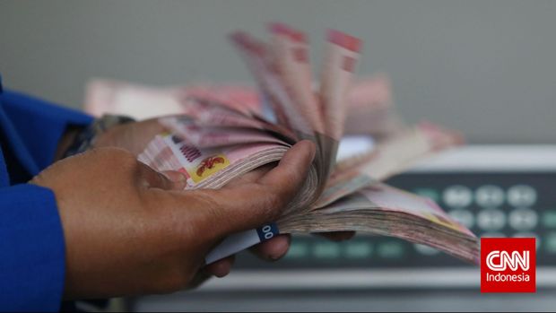 Kasir menghitung uang rupiah di tempat penukaran uang di kawasan Cikini, Jakarta, Selasa, 10 Maret 2015. Nilai tukar rupiah dalam transaksi antarbank di Jakarta pada Selasa (10 /03/2015) pagi turun lima poin dari posisi terakhir kemarin ke level Rp13.030 per dolar AS. CNN Indonesia/Safir Makki