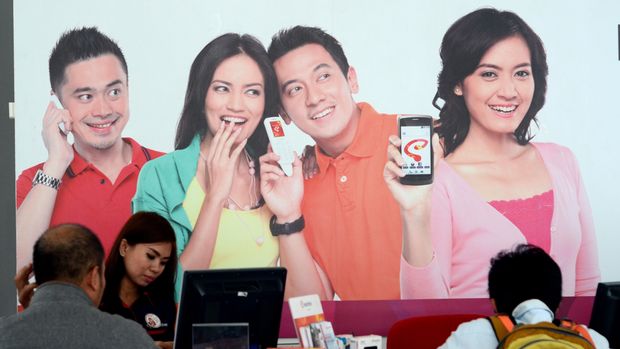 Aktivitas pelayanan di Galeri Smartfren,  Makassar, Sulawesi Selatan, Rabu (11/3). Kementerian Komunikasi dan Informatika mencatat pengguna internet di Indonesia meningkat dari 74 orang tahun 2013 menjadi 111 juta orang tahun 2014, yang didorong oleh masyarakat yang aktif mengakses jaringan media sosial untuk bersosialisasi, berdagang atau berekspresi menggunakan telepon pintar. ANTARA FOTO/Dewi Fajriani/Rei/ama/15.