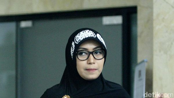 Foto: Siti, Istri Fuad Amin Si Koruptor Rp 414 Miliar