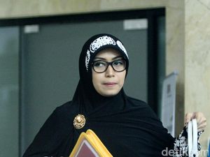 Foto: Siti, Istri Fuad Amin Si Koruptor Rp 414 Miliar Foto: Siti, Istri Fuad Amin Si Koruptor Rp 414 Miliar