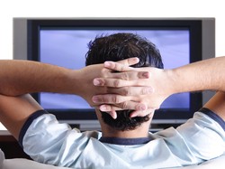 Menonton TV Sampai Lima Jam Sehari? Waspadai Penggumpalan Darah di Kaki