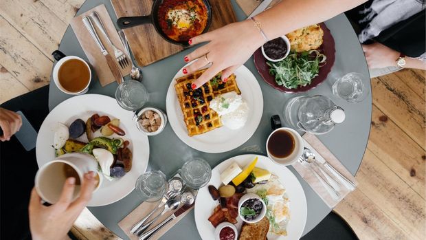 Ilustrasi makan di restoran