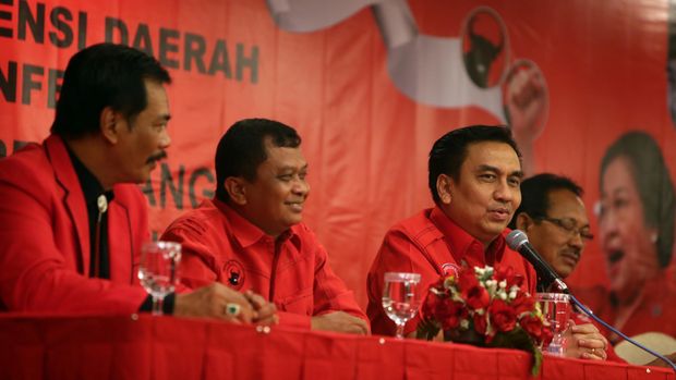 Ketua Dewan Pimpinan Pusat (DPP) PDI-P Effendi Simbolon (dua dari kanan) memimpin rapat pembahasan tata tertib Konferensi Daerah (Konferda) PDI-P Riau dan Kepulauan Riau di Batam, Rabu (11/3). Dalam Konferda tersebut juga dibahas isu pilkada yang kemungkinan dilakukan secara serentak, termasuk di wilayah Kepulauan Riau yang akan dilaksanakan pada awal tahun 2016 mendatang.    ANTARA FOTO/M N Kanwa/Koz/ama/15
