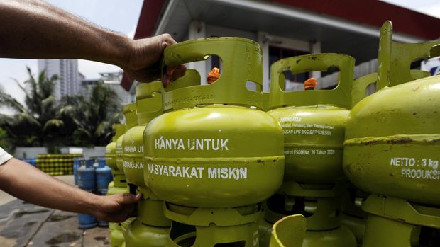 Pekerja menata tabung elpiji tiga kg bertuliskan 