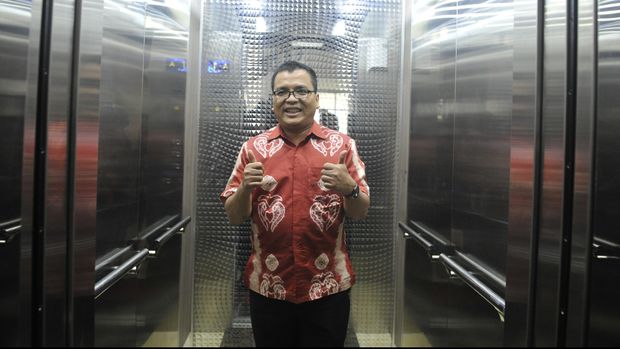 Mantan Menteri Hukum dan HAM Denny Indrayana bergegas menemui staf khusus Mensesneg di Kompleks Istana Kepresidenan Jakarta, Jumat (6/3). Denny yang datang bersama dengan Wakil Ketua KPK non aktif Bambang Widjojanto dan mantan Kepala PPATK Yunus Husein berharap Wakapolri Komjen  Pol Badrodin Haiti untuk mengikuti pesan Presiden Joko Widodo melalui Mensesneg Pratikno agar kriminalisasi dihentikan. ANTARA FOTO/Andika Wahyu/ed/nz/15.