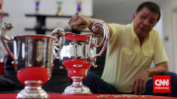 Juara All England 8 kali Rudy Hartono menunjukan piala yang berhasil diraih. di kediamannya kawasan Pondok Indah Jakarta, 12 Maret 2015. CNN Indonesia/Adhi Wicaksono.