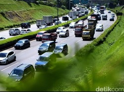 Ada Pengecoran Jalan di Exit Tol UKI, Tol Jagorawi Arah Jakarta Padat