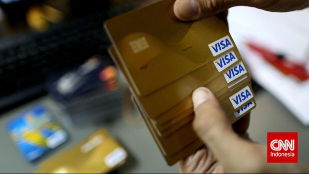 Making credit cards at Bank Mandiri, Jakarta, Tuesday, March 17, 2015. The Indonesian Credit Card Association (AKKI) sees that credit card growth will only grow by single digits in 2015. The growth in the number of credit cards is only 5% in 2015. CNN Indonesia/ Sapphire Makki