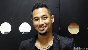 Ganteng-ganteng, 8 Artis Pria Berdarah Batak yang Memesona Wanita